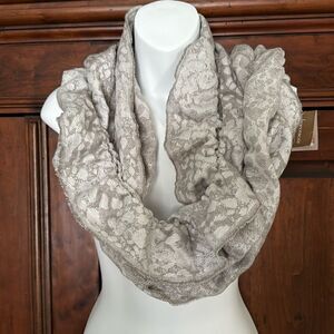 NWT Francesca’s grey Animal Print Scarf